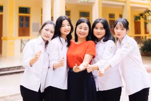 Cô Hoàng Thùy Dương và học sinh của mình tại Trường THPT Anh Sơn 1, huyện Anh Sơn, Nghệ An.