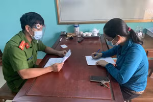 Ninh Bình: Phát hiện người dân Nam Định sửa chữa giấy xét nghiệm nhanh Covid-19