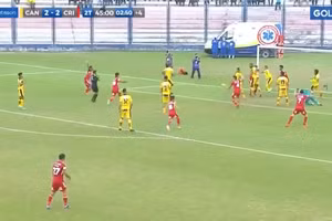 Video: Hậu vệ dùng tay chơi bóng như Suarez tại World Cup 