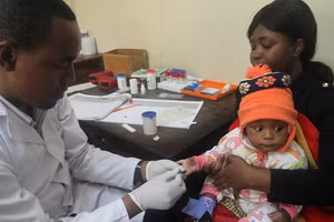 Bác sĩ kiểm tra bệnh sốt rét cho một em bé tại Bệnh viện Ithani-Asheri ở Arusha, Tanzania.