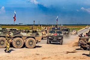 Hai phương tiện mang cờ Nga ở Syria.