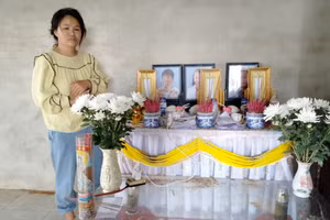 Chị anh bên di ảnh 3 đứa con.