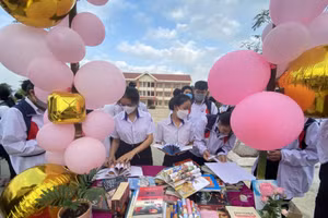Giáo viên, học sinh với Ngày hội “Sách với tuổi trẻ học đường”.