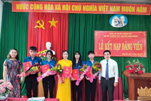 Ông Võ Quốc Phong - Bí thư Chi bộ trao Quyết định kết nạp Đảng cho các đảng viên.