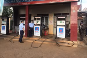 Kiểm tra một cây xăng dầu tại thị xã Buôn Hồ ngưng kinh doanh, không bán hàng.