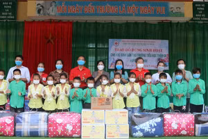 Học sinh bán trú trường Tiểu học Thần Sa (Võ Nhai) nhận quà tặng từ Hội Chữ thập đỏ tỉnh Thái Nguyên.