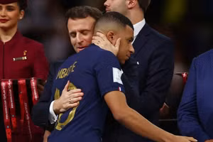 Tổng thống Pháp an ủi tiền đạo Mbappe sau trận chung kết World Cup 2022.