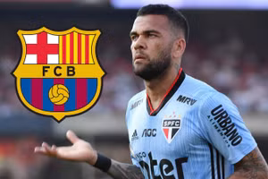 Dani Alves trở lại Barca tham dự giải giao hữu do đội bóng cũ tổ chức.