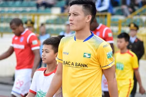 Hoàng Văn Khánh nghỉ hết lượt đi V.League vì chấn thương.
