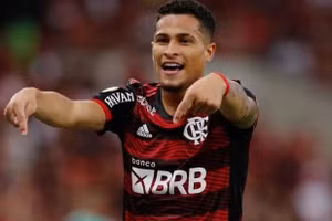 Tiền vệ tài năng 21 tuổi người Brazil Joao Gomes lọt mắt xanh của Liverpool.