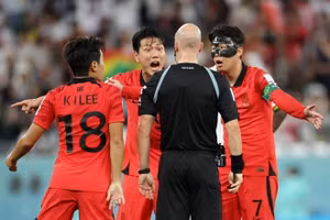 Park Ji-sung không hài lòng với công tác trọng tài ở trận thua của Hàn Quốc.