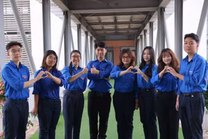 Học sinh Trường THPT chuyên Hà Nội - Amsterdam hưởng ứng Tháng thanh niên.