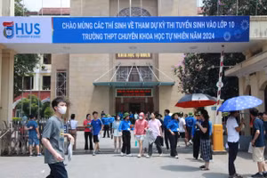 Hơn 2.500 thí sinh dự thi vào lớp 10 Trường THPT chuyên Khoa học Tự nhiên.