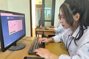 Học sinh Trường THPT Tiền Phong thử đăng ký thi tốt nghiệp THPT năm 2024.