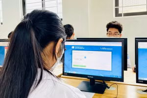 Học sinh Trường THPT Trương Định thử nghiệm đăng ký dự thi tốt nghiệp THPT trực tuyến.