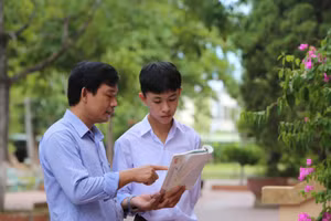 Tuấn Kiệt tranh thủ giờ giải lao để học hỏi kiến thức từ thầy giáo chủ nhiệm,