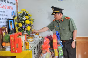 Thiếu tướng Đinh Văn Nơi thắp hương tưởng nhớ các liệt sĩ tại huyện Cư Kuin. (Ảnh: VT)