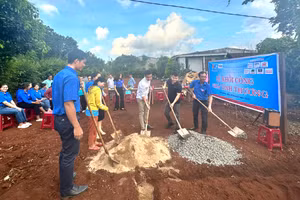 Đại biểu dự lễ khởi công xây dựng nhà nhân ái - Ảnh: Thành Tâm.