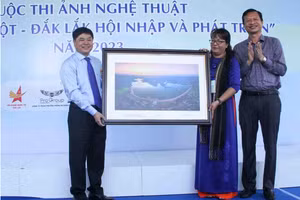Ông Phạm Minh Tấn - Phó Bí thư Thường trực Tỉnh ủy tặng bức ảnh cho Hội Văn học nghệ thuật tỉnh - Ảnh: TT.