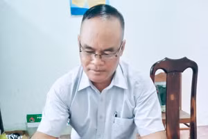 Thí sinh Y Sem Ja ôn tập chuẩn bị cho Kỳ thi tốt nghiệp THPT năm 2023 (ảnh: TT).