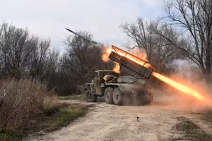 Lực lượng pháo binh Nga bắn tên lửa đa năng BM-21 Grad về phía các vị trí của Ukraine.