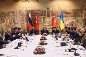 Ngoại trưởng Thổ Nhĩ Kỳ Mevlut Cavusoglu (giữa) phát biểu cảm ơn trong cuộc đàm phán hòa bình giữa các phái đoàn Nga và Ukraine tại Văn phòng Tổng thống Dolmabahce ở Istanbul, Thổ Nhĩ Kỳ, ngày 29/3/2022