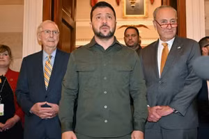Tổng thống Ukraine Volodymyr Zelensky (giữa) 