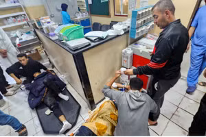 Bệnh nhân nằm trên sàn tại bệnh viện Indonesia sau khi bệnh viện Al-Shifa ngừng hoạt động