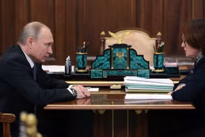 Tổng thống Nga Vladimir Putin (trái) và Thống đốc Ngân hàng Trung ương Nga Elvira Nabiullina
