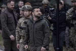 Tổng thống Ukraine Vladimir Zelensky (phải) và Tổng Tư lệnh mới -tướng Alexander Syrsky
