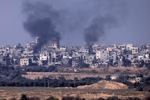 Khói cuồn cuộn bốc cao ở trung tâm Gaza sau cuộc tấn công của Israel hôm 1/1/2024