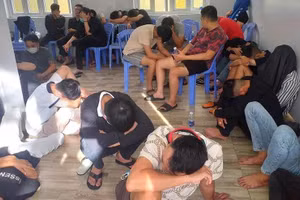 Công an đưa các đối tượng về trụ sở để làm việc. Ảnh: Công an. 