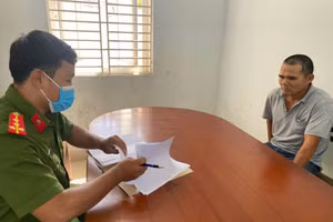 Công an đang làm việc với Nguyễn Văn Nông. Ảnh: Công an. 