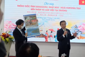 Ngài Kuroiwa Yuji (bên phải) - Thống đốc tỉnh Kanagawa, Nhật Bản, đang giới thiệu về tỉnh Kanagawa với sinh viên Đại học Kiến trúc Đà Nẵng. 