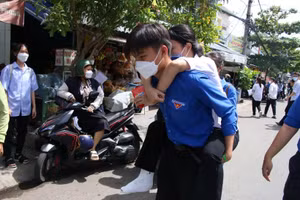 Gia Bảo cõng thí sinh Hà Thúy L. bị gãy chân sau khi thí sinh hoàn thành bài thi.