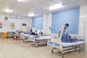 Các bác sĩ Bệnh viện 199 - Bộ Công an đang thăm khám cho bệnh nhân nghi bị ngộ độc thực phẩm. Ảnh: Thanh Huyền. 