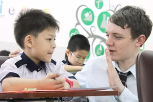 Học sinh tiểu học tại TP.HCM tham gia chương trình Tiếng Anh tích hợp. Ảnh minh họa 