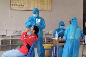 Xét nghiệm sàng lọc Covid-19 cho giáo viên, cán bộ, nhân viên phục vụ kỳ thi vào ngày 29/5. Ảnh minh họa.

