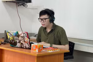 Thầy Võ Kim Bảo, giáo viên Trường THCS Nguyễn Du, Quận 1 dạy học trực tuyến . Ảnh minh hoạ 
