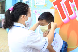 Học sinh TPHCM được hướng dẫn đeo khẩu trang đúng cách. Ảnh minh hoạ 