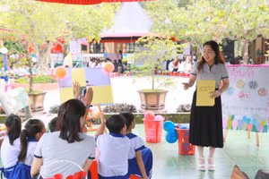 Học sinh Trường Tiểu học thị trấn Ái Tử thích thú tham gia Ngày hội Chơi.