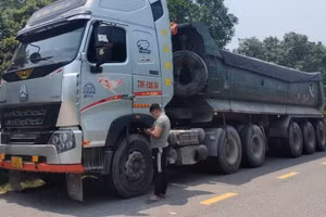Lực lượng chức năng Quảng Trị xử lý xe quá tải (Ảnh minh họa).