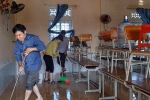 Thầy cô tập trung dọn vệ sinh lớp học sau lũ.