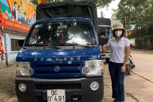 Chị Đỗ Thị Phương và chiếc xe tải được Sở GTVT Hải Phòng cấp phép "luồng xanh".