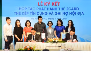 Lễ ký kết hợp tác phát hành dòng thẻ 2Card giữa VietinBank và NAPAS.