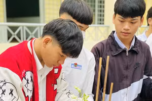 Các nam sinh THPT Lắk thể hiện tài năng cắm hoa - Ảnh: TT