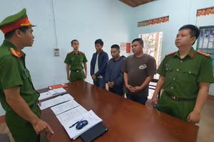 Cơ quan điều tra tống đạt các quyết định tố tụng. (Ảnh: TT)