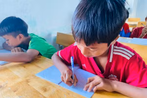 Một học sinh xã Cư Prao nỗ lực học chữ. (Ảnh: Thành Tâm)