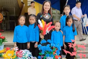 Cô Hường cùng học trò trong hoạt động phong trào.