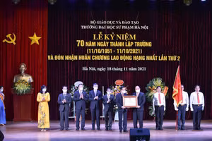 Chủ tịch nước Nguyễn Xuân Phúc trao Huân chương Lao động hạng Nhất lần 2 cho Trường ĐHSP Hà Nội.